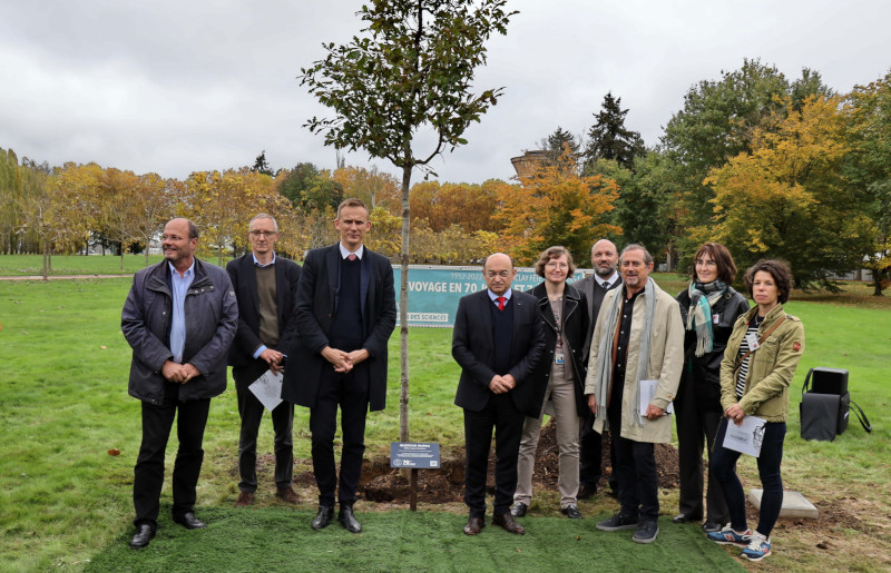 De gauche à droite : Philippe van de Maele (directeur de l’EPAPS), Jean Daillant (directeur du Synchrotron Soleil), M. le sous-préfet de Palaiseau Alexander Grimaud, Christian Bailly et Christelle Huc (CEA), Jean Michel Cassagne (directeur financier du Synchrotron SOLEIL), Bernard Julienne (maire adjoint à Saint-Aubin), Béatrice Wojnica et Julie le Fouler (service culture et patrimoine mairie de Gif-sur-Yvette).